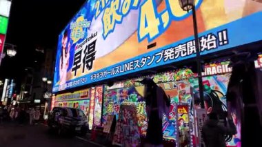 Samuray Lokantası Kabukicho Tokyo, Shinjuku Japonya 'daki yeni Robot Restoranı, bu onun ruhani ardılı, neo-Japon kabaresi. Kılık değiştirmiş dansçılar, sahne kavgaları, çılgın Taiko davulları ve hatta birkaç robot bekleyin..