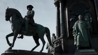 Avusturya Viyana Maria Theresa Anıtı 1740 'tan 1780' e kadar Habsburg monarşisini yöneten İmparatoriçe Maria Theresa 'nın anısına dikilen anıt 1888' den beri Maria-Theresien-Platz 'da duruyor.
