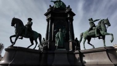 Avusturya Viyana Maria Theresa Anıtı 1740 'tan 1780' e kadar Habsburg monarşisini yöneten İmparatoriçe Maria Theresa 'nın anısına dikilen anıt 1888' den beri Maria-Theresien-Platz 'da duruyor.