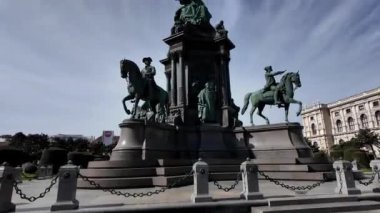 Avusturya Viyana Maria Theresa Anıtı 1740 'tan 1780' e kadar Habsburg monarşisini yöneten İmparatoriçe Maria Theresa 'nın anısına dikilen anıt 1888' den beri Maria-Theresien-Platz 'da duruyor.