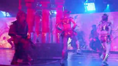 Samuray Lokantası, Kabukicho 'daki yeni Robot Restoranı. Robot Restoranı' nın ikonik gösterilerinden esinlenerek yapılmış..