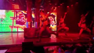 Samuray Lokantası, Kabukicho 'daki yeni Robot Restoranı. Robot Restoranı' nın ikonik gösterilerinden esinlenerek yapılmış..