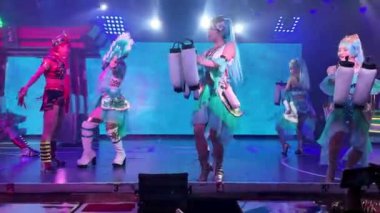 Samuray Lokantası, Kabukicho 'daki yeni Robot Restoranı. Robot Restoranı' nın ikonik gösterilerinden esinlenerek yapılmış..