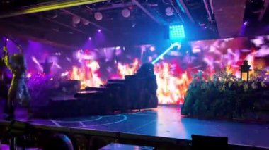 Samuray Lokantası, Kabukicho 'daki yeni Robot Restoranı. Robot Restoranı' nın ikonik gösterilerinden esinlenerek yapılmış..