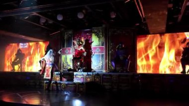 Samuray Lokantası, Kabukicho 'daki yeni Robot Restoranı. Robot Restoranı' nın ikonik gösterilerinden esinlenerek yapılmış..