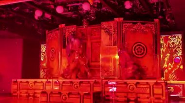 Samuray Lokantası, Kabukicho 'daki yeni Robot Restoranı. Robot Restoranı' nın ikonik gösterilerinden esinlenerek yapılmış..