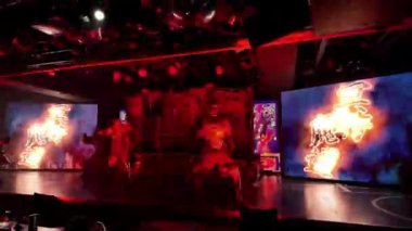 Samuray Lokantası, Kabukicho 'daki yeni Robot Restoranı. Robot Restoranı' nın ikonik gösterilerinden esinlenerek yapılmış..