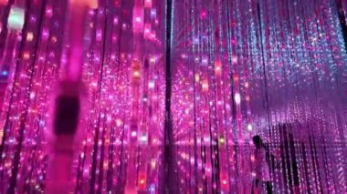 Ekip Gezegeni TOKYO dijital sanat ve doğanın güzelliğini birleştiren bir müze. Suyun içinde yürüdüğünüz bir müze ve çiçeklerle bir araya geldiğiniz bir bahçe. Sanat topluluğu tarafından oluşturulan 4 büyük ölçekli sanat eserleri alanı.