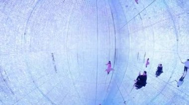 Ekip Gezegeni TOKYO dijital sanat ve doğanın güzelliğini birleştiren bir müze. Suyun içinde yürüdüğünüz bir müze ve çiçeklerle bir araya geldiğiniz bir bahçe. Sanat topluluğu tarafından oluşturulan 4 büyük ölçekli sanat eserleri alanı.