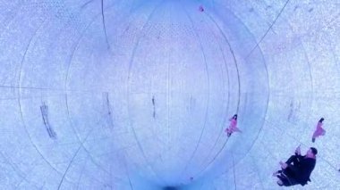 Ekip Gezegeni TOKYO dijital sanat ve doğanın güzelliğini birleştiren bir müze. Suyun içinde yürüdüğünüz bir müze ve çiçeklerle bir araya geldiğiniz bir bahçe. Sanat topluluğu tarafından oluşturulan 4 büyük ölçekli sanat eserleri alanı.