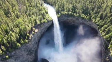 Helmcken Falls, Clearwater British Columbia Canada 'daki Wells Gray İl Parkı' ndaki Murtle Nehri üzerindeki bir şelaledir. Kanada 'nın en yüksek dördüncü şelalesidir.