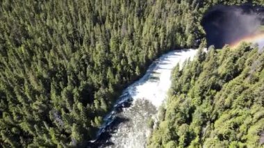 Helmcken Falls, Clearwater British Columbia Canada 'daki Wells Gray İl Parkı' ndaki Murtle Nehri üzerindeki bir şelaledir. Kanada 'nın en yüksek dördüncü şelalesidir.