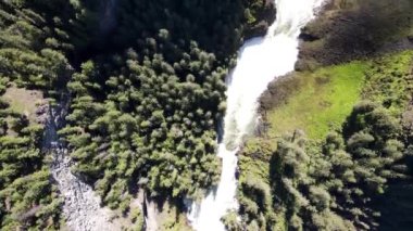 Helmcken Falls, Clearwater British Columbia Canada 'daki Wells Gray İl Parkı' ndaki Murtle Nehri üzerindeki bir şelaledir. Kanada 'nın en yüksek dördüncü şelalesidir.