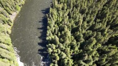 Helmcken Falls, Clearwater British Columbia Canada 'daki Wells Gray İl Parkı' ndaki Murtle Nehri üzerindeki bir şelaledir. Kanada 'nın en yüksek dördüncü şelalesidir.