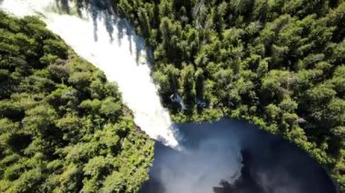 Helmcken Falls, Clearwater British Columbia Canada 'daki Wells Gray İl Parkı' ndaki Murtle Nehri üzerindeki bir şelaledir. Kanada 'nın en yüksek dördüncü şelalesidir.