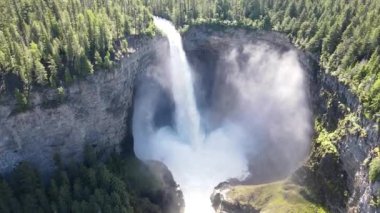 Helmcken Falls, Clearwater British Columbia Canada 'daki Wells Gray İl Parkı' ndaki Murtle Nehri üzerindeki bir şelaledir. Kanada 'nın en yüksek dördüncü şelalesidir.