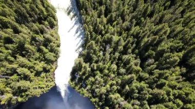 Helmcken Falls, Clearwater British Columbia Canada 'daki Wells Gray İl Parkı' ndaki Murtle Nehri üzerindeki bir şelaledir. Kanada 'nın en yüksek dördüncü şelalesidir.