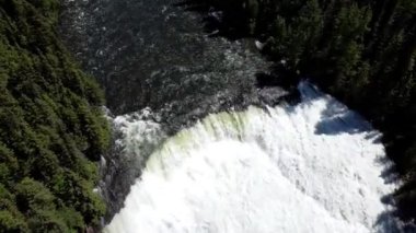 Dawson Şelalesi, Wells Gri İl Parkı 'ndaki Murtle Nehri üzerinde bir şelaledir.