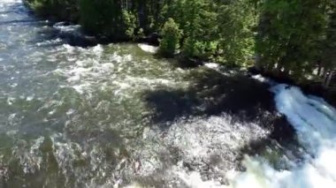 Dawson Şelalesi, Wells Gri İl Parkı 'ndaki Murtle Nehri üzerinde bir şelaledir.