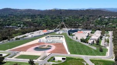 Güneşli bir günde Avustralya 'nın başkenti Canberra' daki Avustralya Parlamento Binası 'nın insansız hava aracı görüntüsü
