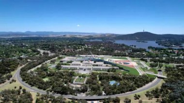 Güneşli bir günde Avustralya 'nın başkenti Canberra' daki Avustralya Parlamento Binası 'nın insansız hava aracı görüntüsü