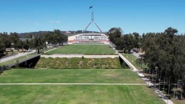 Güneşli bir günde Avustralya 'nın başkenti Canberra' daki Avustralya Parlamento Binası 'nın insansız hava aracı görüntüsü