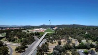 Güneşli bir günde Avustralya 'nın başkenti Canberra' daki Avustralya Parlamento Binası 'nın insansız hava aracı görüntüsü