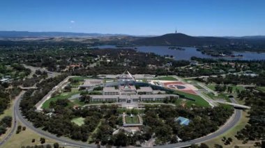 Güneşli bir günde Avustralya 'nın başkenti Canberra' daki Avustralya Parlamento Binası 'nın insansız hava aracı görüntüsü