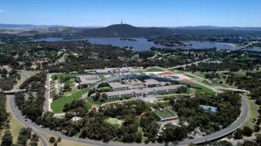 Güneşli bir günde Avustralya 'nın başkenti Canberra' daki Avustralya Parlamento Binası 'nın insansız hava aracı görüntüsü