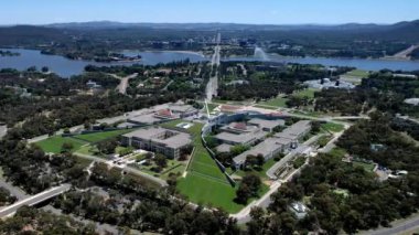 Güneşli bir günde Avustralya 'nın başkenti Canberra' daki Avustralya Parlamento Binası 'nın insansız hava aracı görüntüsü