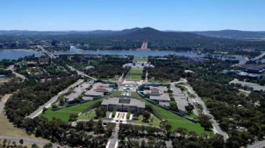 Güneşli bir günde Avustralya 'nın başkenti Canberra' daki Avustralya Parlamento Binası 'nın insansız hava aracı görüntüsü