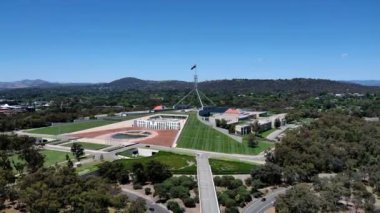 Güneşli bir günde Avustralya 'nın başkenti Canberra' daki Avustralya Parlamento Binası 'nın insansız hava aracı görüntüsü