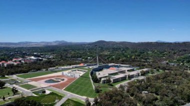 Güneşli bir günde Avustralya 'nın başkenti Canberra' daki Avustralya Parlamento Binası 'nın insansız hava aracı görüntüsü