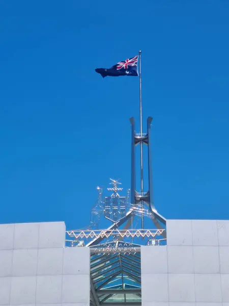 Canberra 'daki Avustralya Parlamento Binası' nın çatısındaki dört ayaklı paslanmaz bayrak direği.