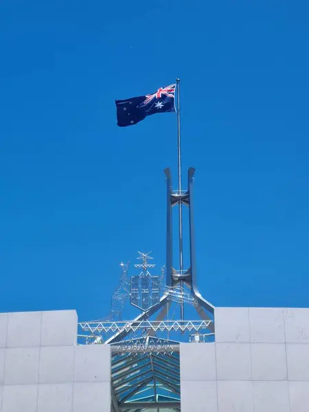 Canberra 'daki Avustralya Parlamento Binası' nın çatısındaki dört ayaklı paslanmaz bayrak direği.