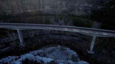 Pasifik kıyılarındaki Sea Cliff Köprüsü 'nün havadan görüntüsü Wollongong, Illawarra, Yeni Güney Galler, Avustralya. 665 metre uzunluğundaki Köprü, Büyük Pasifik Yolu boyunca önemli bir noktadır. Köprü Wollongong halkı ve dünya için bir ikondur..