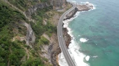 Pasifik kıyılarındaki Sea Cliff Köprüsü 'nün havadan görüntüsü Wollongong, Illawarra, Yeni Güney Galler, Avustralya. 665 metre uzunluğundaki Köprü, Büyük Pasifik Yolu boyunca önemli bir noktadır. Köprü Wollongong halkı ve dünya için bir ikondur..