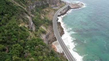 Pasifik kıyılarındaki Sea Cliff Köprüsü 'nün havadan görüntüsü Wollongong, Illawarra, Yeni Güney Galler, Avustralya. 665 metre uzunluğundaki Köprü, Büyük Pasifik Yolu boyunca önemli bir noktadır. Köprü Wollongong halkı ve dünya için bir ikondur..