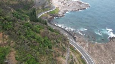 Pasifik kıyılarındaki Sea Cliff Köprüsü 'nün havadan görüntüsü Wollongong, Illawarra, Yeni Güney Galler, Avustralya. 665 metre uzunluğundaki Köprü, Büyük Pasifik Yolu boyunca önemli bir noktadır. Köprü Wollongong halkı ve dünya için bir ikondur..