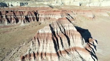 Utah ABD Ulusal Anıtı Chinle Badlands Grand StaircaseEscalante Hava Aracı görüntüsü. Amerika Birleşik Devletleri 'nin Nevada, Utah, Kuzey Arizona eyaletlerine yayılmış akışkan, laküstrin ve palustrin jeolojik oluşumu