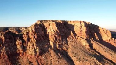 Arizona Şeridi 'nin kırmızı kayalıkları ve kayalıkları, Arizona Bulvarı, Colorado Nehri' nin kuzeyinde uzanan Arizona 'nın bir parçasıdır. Bu, Amerika' nın kırmızı kaya kanyonundaki batısının tipik bir örneğidir.