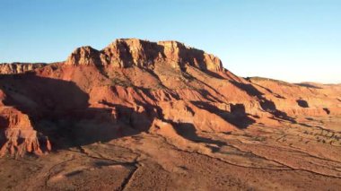 Arizona Şeridi 'nin kırmızı kayalıkları ve kayalıkları, Arizona Bulvarı, Colorado Nehri' nin kuzeyinde uzanan Arizona 'nın bir parçasıdır. Bu, Amerika' nın kırmızı kaya kanyonundaki batısının tipik bir örneğidir.