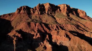 Arizona Şeridi 'nin kırmızı kayalıkları ve kayalıkları, Arizona Bulvarı, Colorado Nehri' nin kuzeyinde uzanan Arizona 'nın bir parçasıdır. Bu, Amerika' nın kırmızı kaya kanyonundaki batısının tipik bir örneğidir.