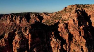 Arizona Şeridi 'nin kırmızı kayalıkları ve kayalıkları, Arizona Bulvarı, Colorado Nehri' nin kuzeyinde uzanan Arizona 'nın bir parçasıdır. Bu, Amerika' nın kırmızı kaya kanyonundaki batısının tipik bir örneğidir.