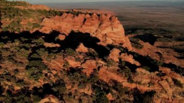 Arizona Şeridi 'nin kırmızı kayalıkları ve kayalıkları, Arizona Bulvarı, Colorado Nehri' nin kuzeyinde uzanan Arizona 'nın bir parçasıdır. Bu, Amerika' nın kırmızı kaya kanyonundaki batısının tipik bir örneğidir.