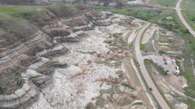Willow Creek kabadayıları Albertas 'ın en popüler ve yaygın olarak tanınan jeolojik oluşumları arasındadır. Bu çarpıcı doğa harikaları Drumheller 'ın 10. Otoyol' dan sadece 15 dakika doğusunda görülebilir. Serseriler bir İl Tarihi Kaynağıdır.