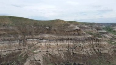 Willow Creek kabadayıları Albertas 'ın en popüler ve yaygın olarak tanınan jeolojik oluşumları arasındadır. Bu çarpıcı doğa harikaları Drumheller 'ın 10. Otoyol' dan sadece 15 dakika doğusunda görülebilir. Serseriler bir İl Tarihi Kaynağıdır.