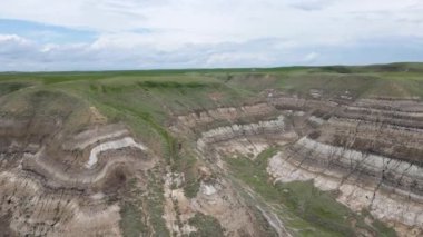 Willow Creek kabadayıları Albertas 'ın en popüler ve yaygın olarak tanınan jeolojik oluşumları arasındadır. Bu çarpıcı doğa harikaları Drumheller 'ın 10. Otoyol' dan sadece 15 dakika doğusunda görülebilir. Serseriler bir İl Tarihi Kaynağıdır.