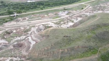 Willow Creek kabadayıları Albertas 'ın en popüler ve yaygın olarak tanınan jeolojik oluşumları arasındadır. Bu çarpıcı doğa harikaları Drumheller 'ın 10. Otoyol' dan sadece 15 dakika doğusunda görülebilir. Serseriler bir İl Tarihi Kaynağıdır.