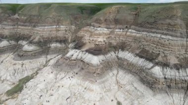 Willow Creek kabadayıları Albertas 'ın en popüler ve yaygın olarak tanınan jeolojik oluşumları arasındadır. Bu çarpıcı doğa harikaları Drumheller 'ın 10. Otoyol' dan sadece 15 dakika doğusunda görülebilir. Serseriler bir İl Tarihi Kaynağıdır.